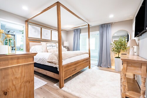7-Bedroom Lakeside Estate w/ Pond, Gazebo & Game Rooms — Sleeps 20+