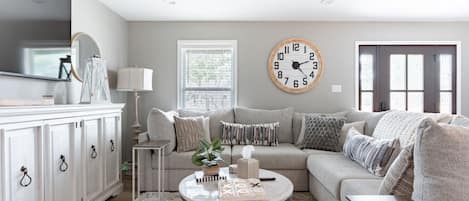 Una televisión, una mesa de tenis de mesa, libros