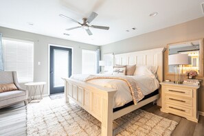 Bureau, fer et planche à repasser, lit parapluie, Wi-Fi