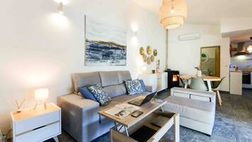 Una televisión, una chimenea