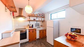 Refrigerador, microondas, horno, placa de cocina