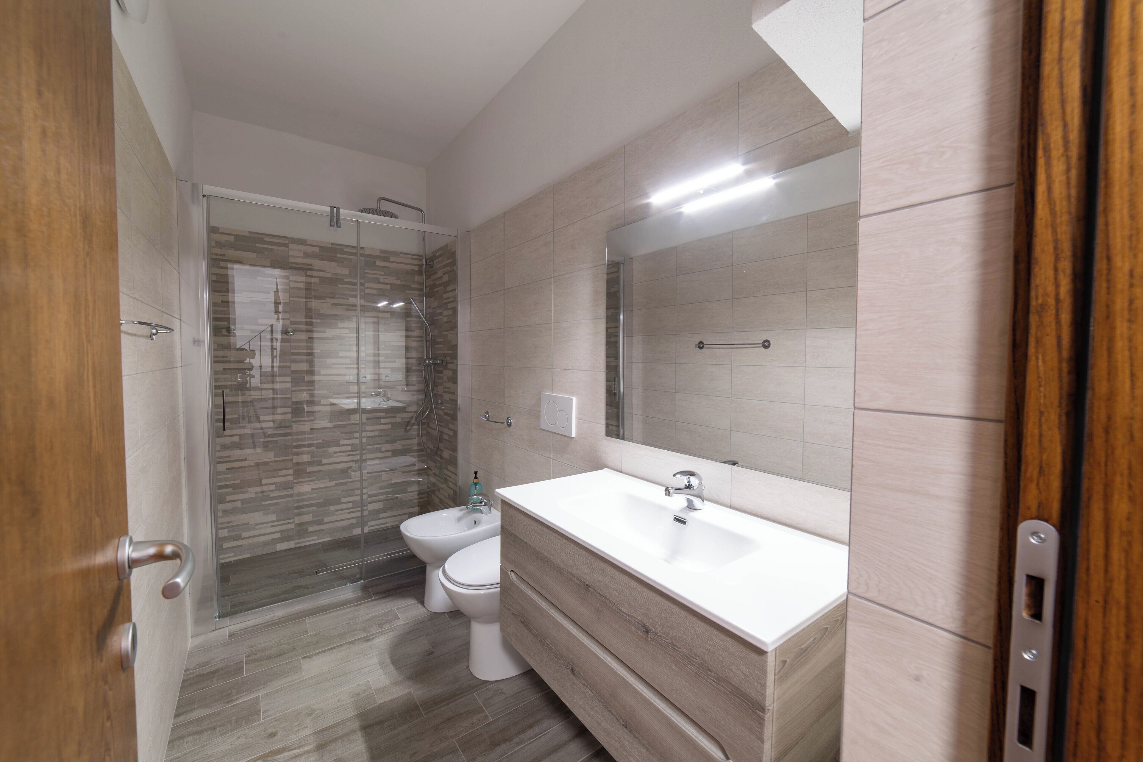 Een douche, een haardroger, een bidet, handdoeken