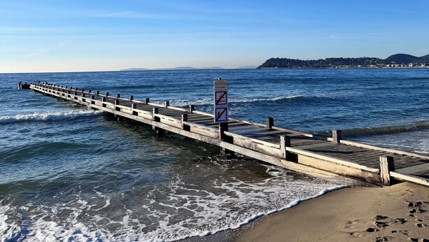 A pier extending into the sea with a sign indicating no swimming. - VILLA M, Swimming pool, Beach on foot (La Croix-Valmer)
