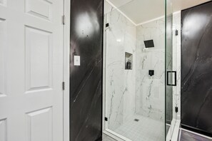 Hair dryer, towels, soap, shampoo - Family Fun Oasis: Pool, Hot Tub, Pickleball, Theatre, Karoake & Game Room (Henderson)