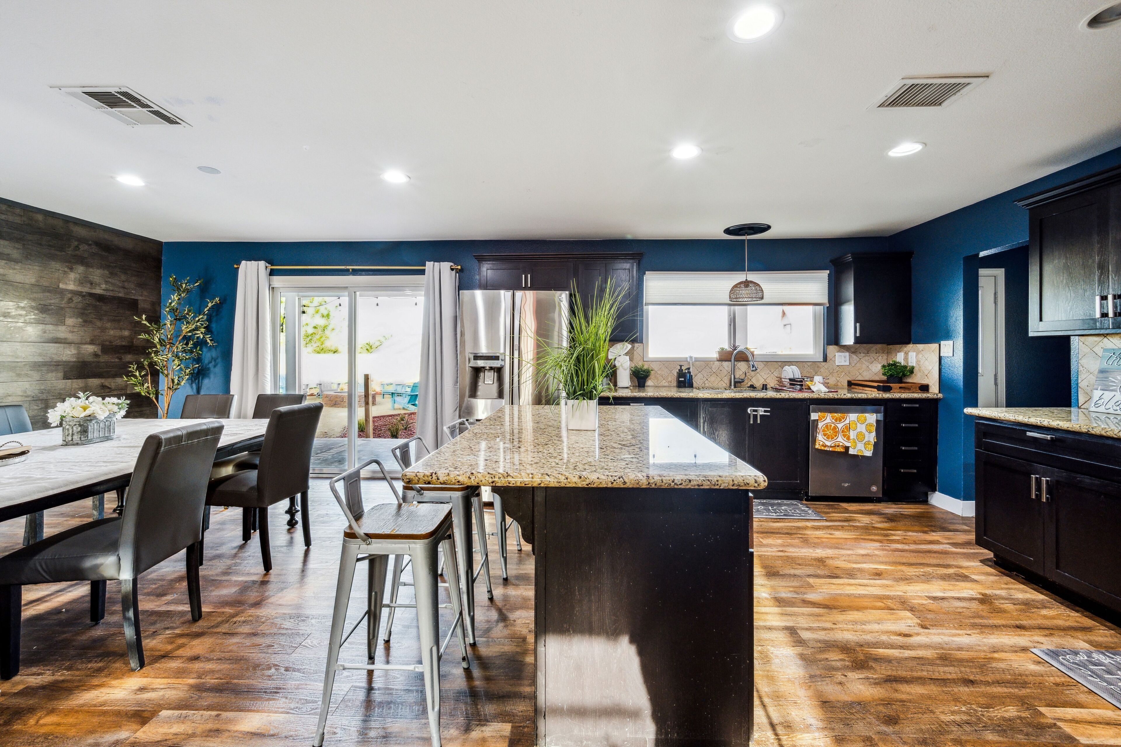 Microondas, horno, placa de cocina y lavavajillas