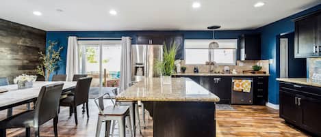 Microondas, horno, placa de cocina y lavavajillas