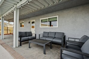 Terrace/patio - Family Fun Oasis: Pool, Hot Tub, Pickleball, Theatre, Karoake & Game Room (Henderson)