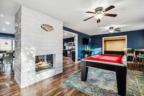 Games room - Family Fun Oasis: Pool, Hot Tub, Pickleball, Theatre, Karoake & Game Room (Henderson)