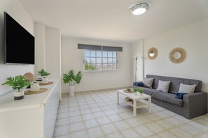 TV - Vacation Apartment 'Balcones Del Atlantico' with Sea View, Shared Pool and Wi-Fi (Playa de las Américas)