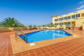 Pool - Vacation Apartment 'Balcones Del Atlantico' with Sea View, Shared Pool and Wi-Fi (Playa de las Américas)