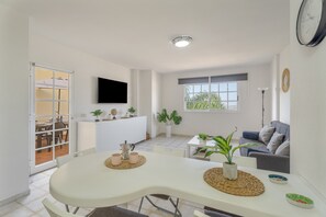 Interior - Vacation Apartment 'Balcones Del Atlantico' with Sea View, Shared Pool and Wi-Fi (Playa de las Américas)