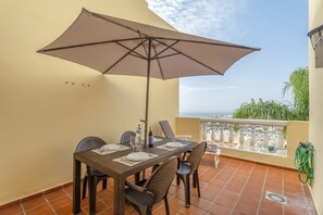 Outdoor dining - Vacation Apartment 'Apto Balcones Del Atlantico' with Sea View, Shared Pool and Wi-Fi (Playa de las Américas)