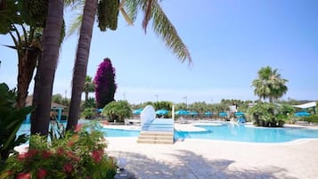 Una piscina al aire libre de temporada