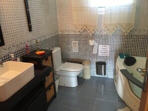 Regadera, tina de hidromasaje, secadora de cabello, bidet 