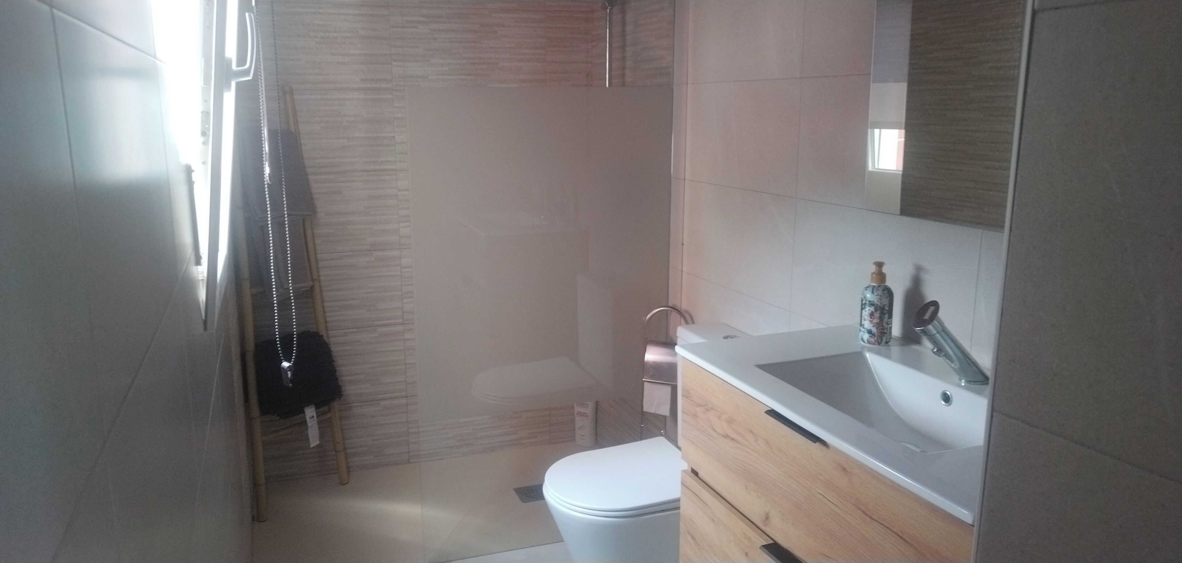 Doccia, vasca idromassaggio, asciugacapelli, bidet