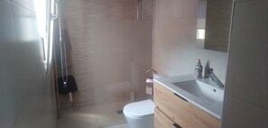 Shower, jetted bath, hair dryer, bidet