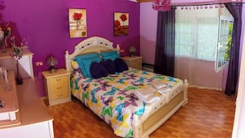 Een strijkplank/strijkijzer, wifi, beddengoed