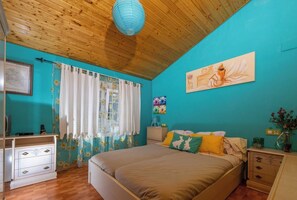6 bedrooms, iron/ironing board, WiFi, bed sheets