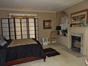 Escritorio, wifi, ropa de cama