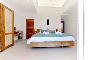 Tabla de planchar con plancha, wifi, ropa de cama