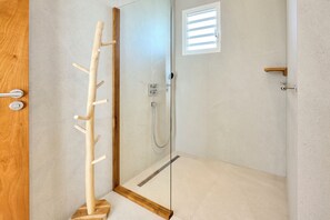 Een douche, een haardroger, handdoeken, zeep