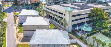Una zona residenziale con piscina, campo da tennis e vista sull'oceano.