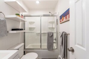 Hair dryer, towels, soap, toilet paper - The Cozy Clarkson Condo, Steps from Downtown Hospitals and City Center (Denver)
