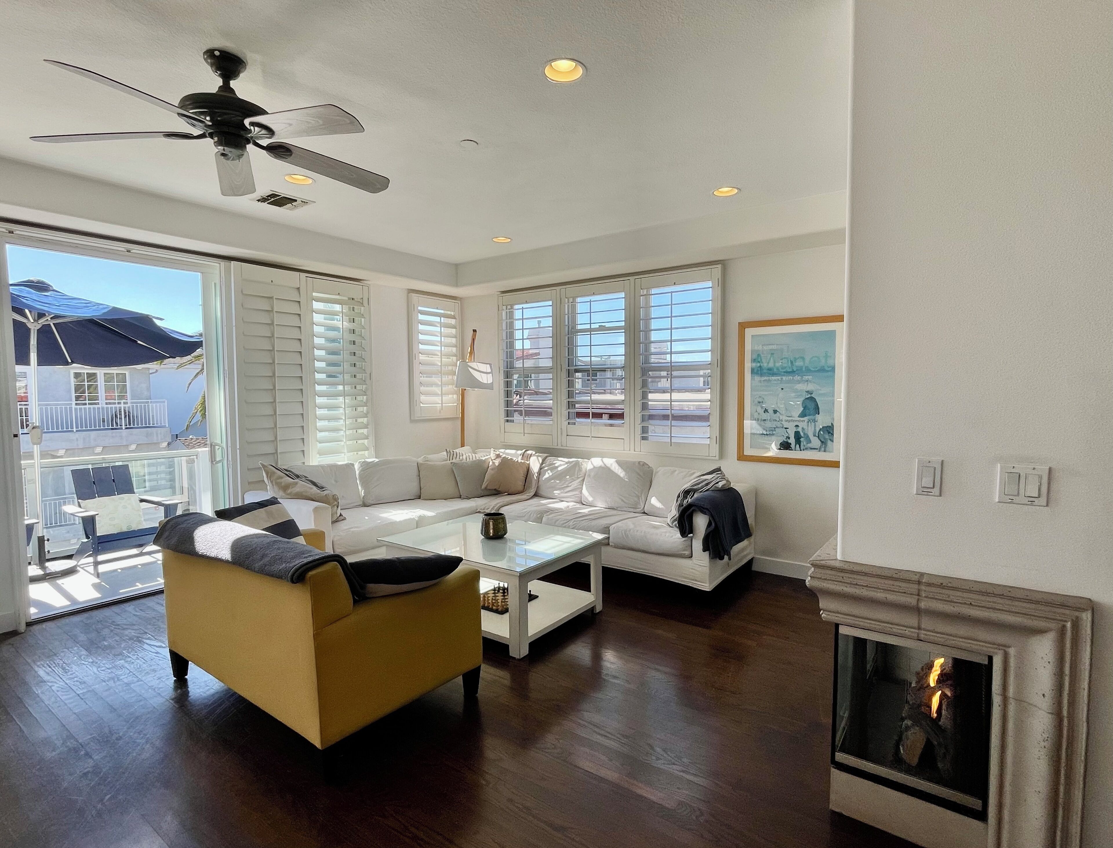 Smart TV, chimenea, libros y monitor de computadora 