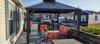 Cruise Sherkston in Style! 3-Bedroom Trailer Near Amenities w/ Golf Cart