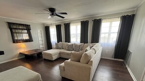 Una sala de estar con un sofá modular, una mesita y una lámpara de pie.