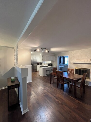 Comfortable Home 3 Bedrooms Near the Rose District Fire Pit + Blackstone Grill