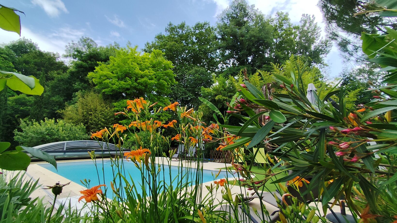 Una piscina al aire libre de temporada
