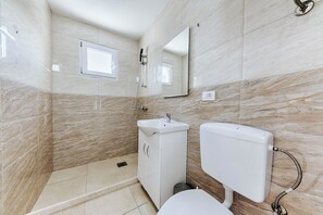 Shower, towels, soap, toilet paper - Apartman ZIS 4D (Opština Bar)