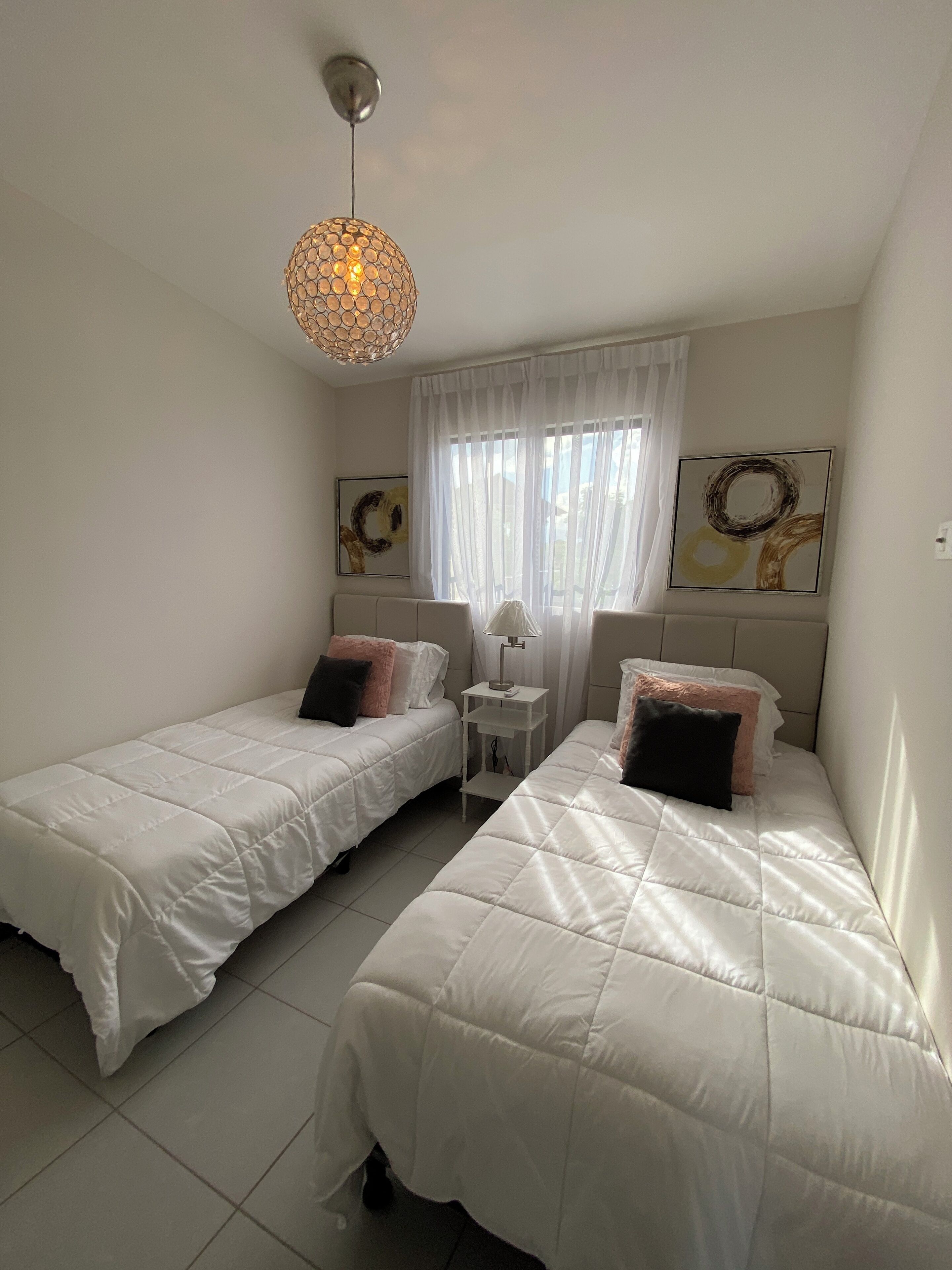 2 habitaciones, tabla de planchar con plancha, wifi y ropa de cama 