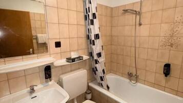 Deluxe-Doppelzimmer | Badezimmer | Dusche, Handtücher, Shampoo, Toilettenpapier