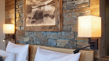 In-room safe, blackout drapes, free WiFi