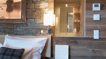 In-room safe, blackout drapes, free WiFi