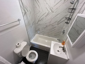 Shower, hair dryer, bidet, towels - Studio in LA, close to Downtown (Los Angeles)