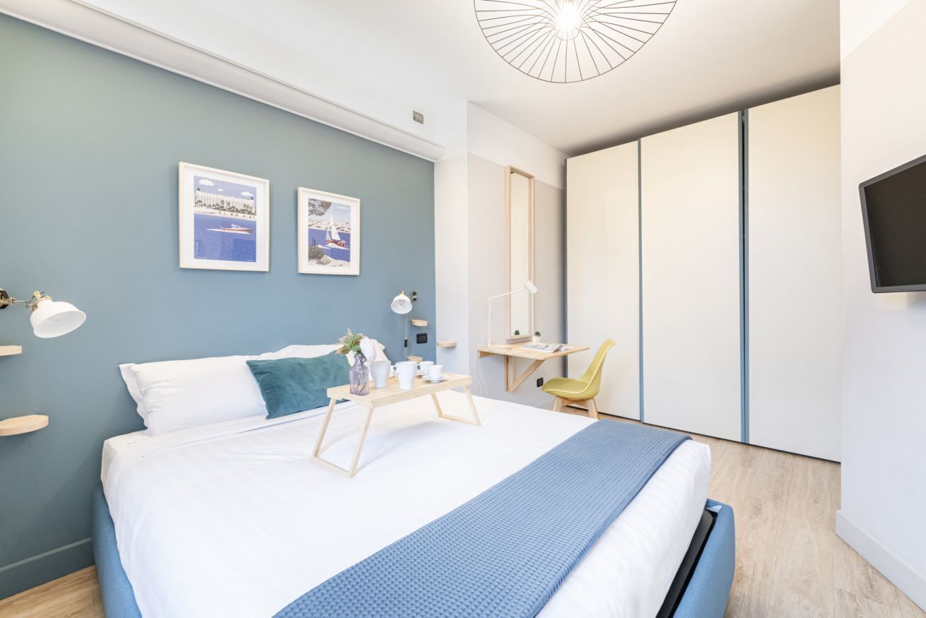 1 habitación, escritorio y tabla de planchar con plancha 