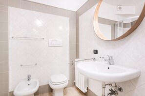 Douche, bidet, serviettes fournies, shampoing