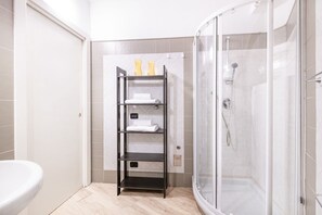 Douche, bidet, serviettes fournies, shampoing