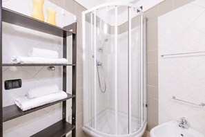 Douche, bidet, serviettes fournies, shampoing