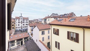 Blick auf ein Wohngebiet mit mehreren Gebäuden, manche mit Satteldächern und andere mit flachen Dächern.
