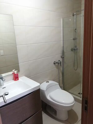 Douche, serviettes fournies, savon, papier toilette
