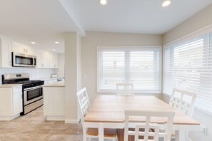 Dining - Chic place 180ft to beach, parking (Point Pleasant Beach)