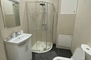 Shower, hair dryer, towels, soap - Modern Central Private Flat No1 – Luxury & Comfort at Trafalgar Square (London)