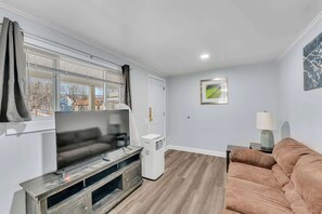 TV, offices - The Main Lineup Apt 4 - All Star Baseball Rentals (Oneonta)