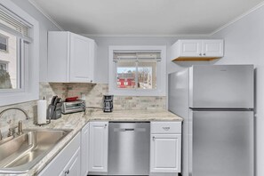 Fridge, microwave, oven, stovetop - The Main Lineup Apt 4 - All Star Baseball Rentals (Oneonta)