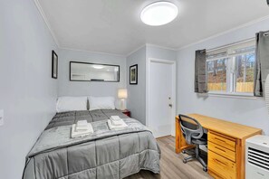 1 bedroom, desk, iron/ironing board, travel crib - The Main Lineup Apt 4 - All Star Baseball Rentals (Oneonta)