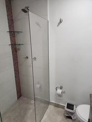 Shower - Beautiful furnished apartment in gated community (Medellín)